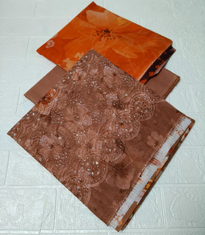 d1.3 Esra Embroidered Lawn 3-PC - Image 4